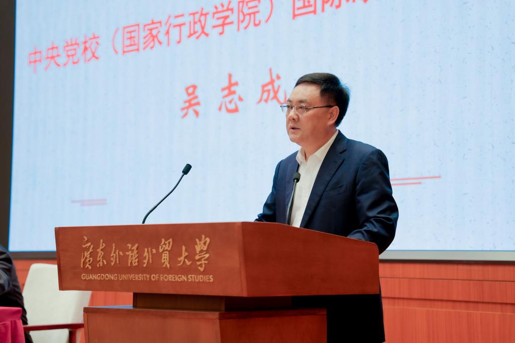 石佑启主持报告会.jpg