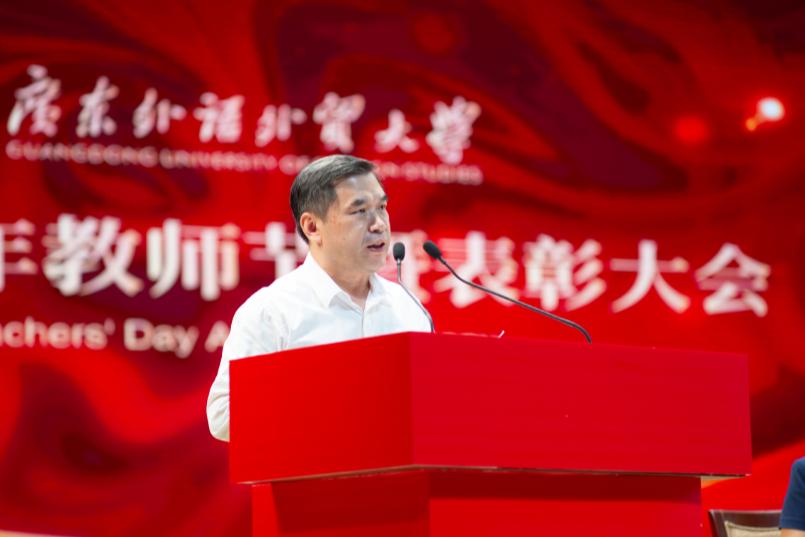 副校长焦方太宣读奖项、获奖个人及集体名单1.jpg undefined