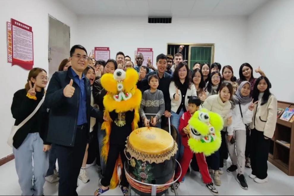 留学生与舞狮学生队伍合照.png