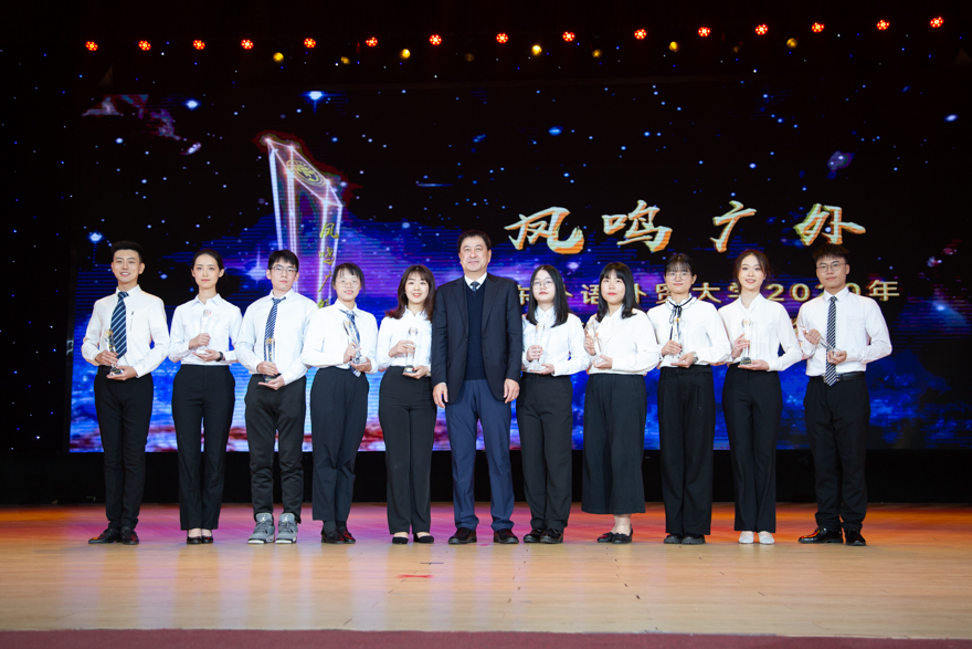 国家奖学金获得者与隋广军书记合影1.jpg 国家奖学金获得者与隋广军书记合影1.jpg