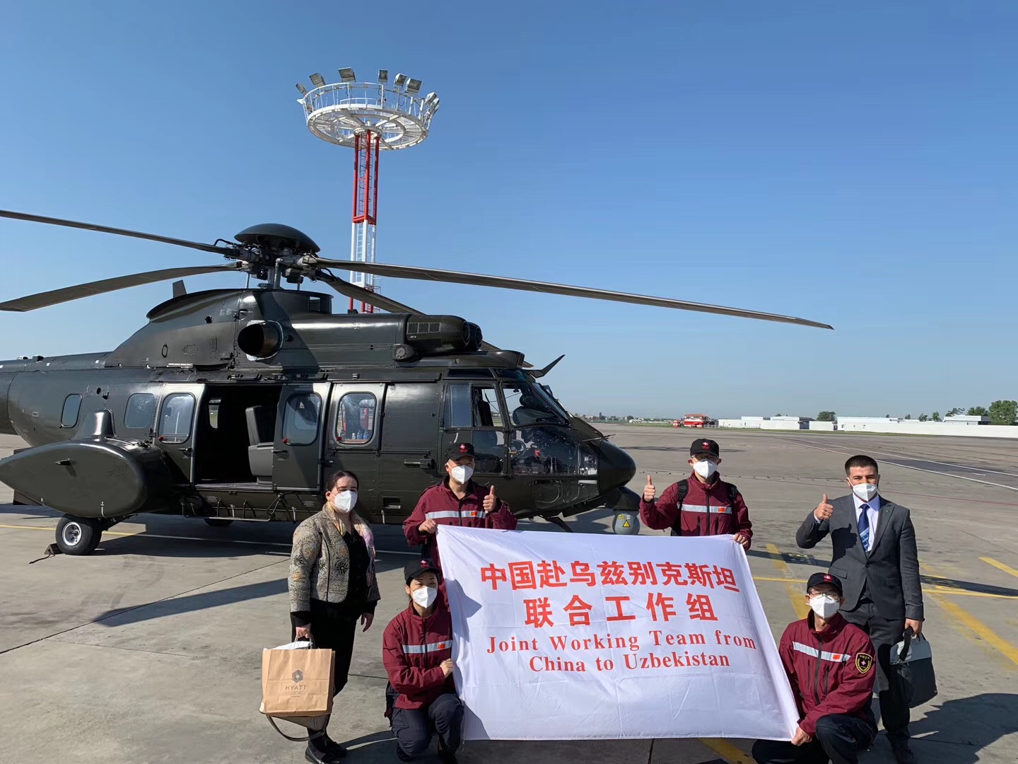 广外留学生郭沫若(后排右一)担任翻译与中国赴乌兹别克斯坦联合工作组抗疫.jpg