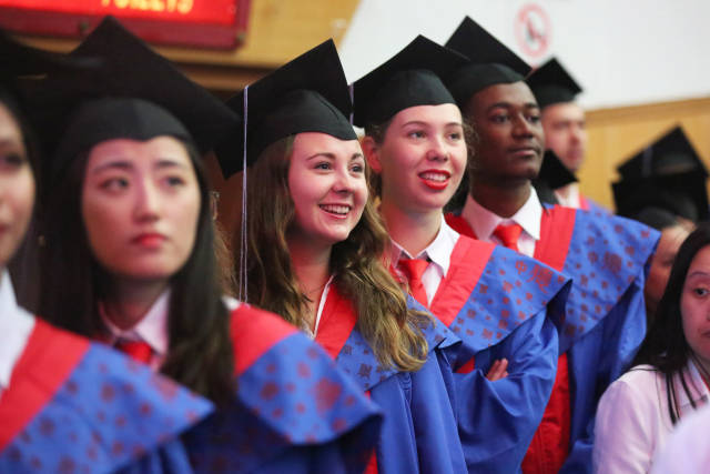 813a17be-ff56-4736-b5e6-f54708328780.jpg 广外毕业生