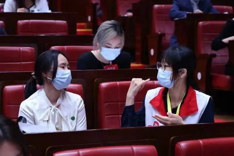 何敏颐担任手语志愿者照片.jpg