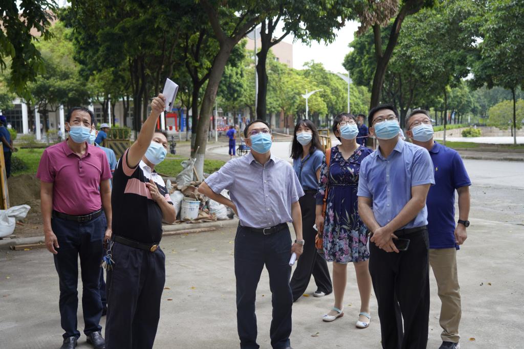 刘海春副校长带队检查学生宿舍楼.JPG