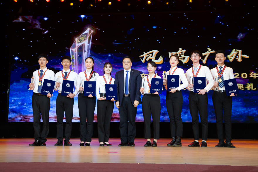 校长奖章获得者与石佑启校长合影.jpg 校长奖章获得者与石佑启校长合影.jpg