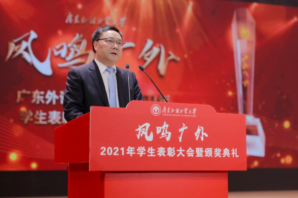 校长石佑启在典礼上致辞.jpg