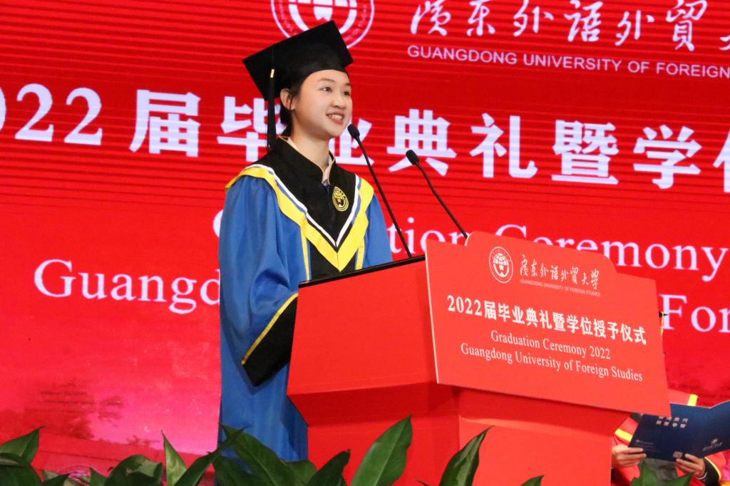 毕业生代表饶海钰致辞.jpg