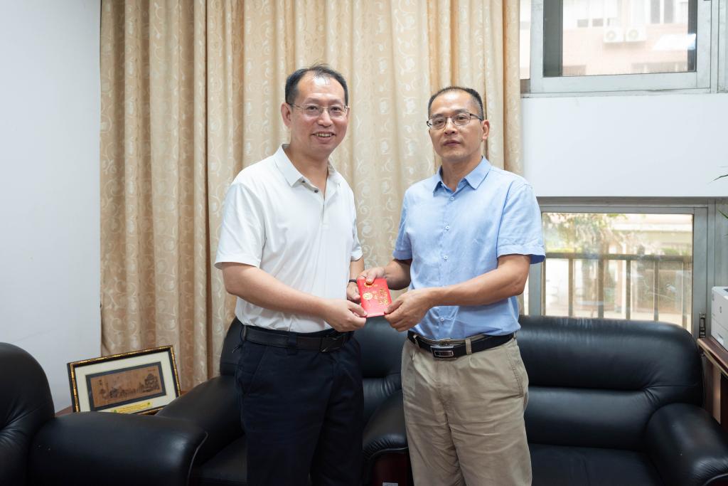 发慰问金.jpg