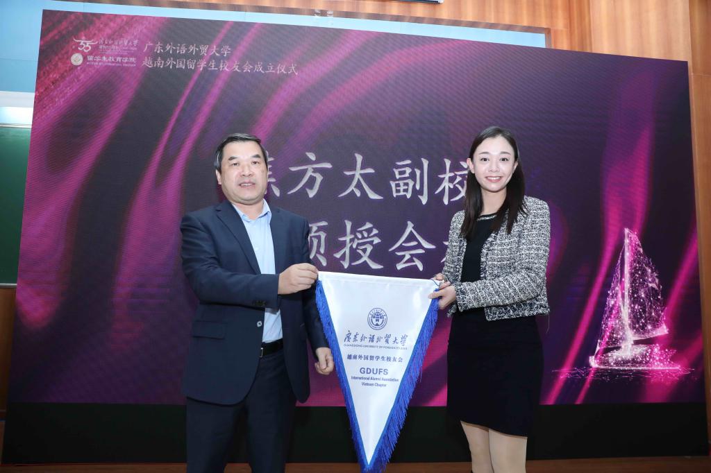 03焦方太向越南外国留学生校友会代表授旗 - 副本.JPG 03焦方太向越南外国留学生校友会代表授旗 - 副本.JPG