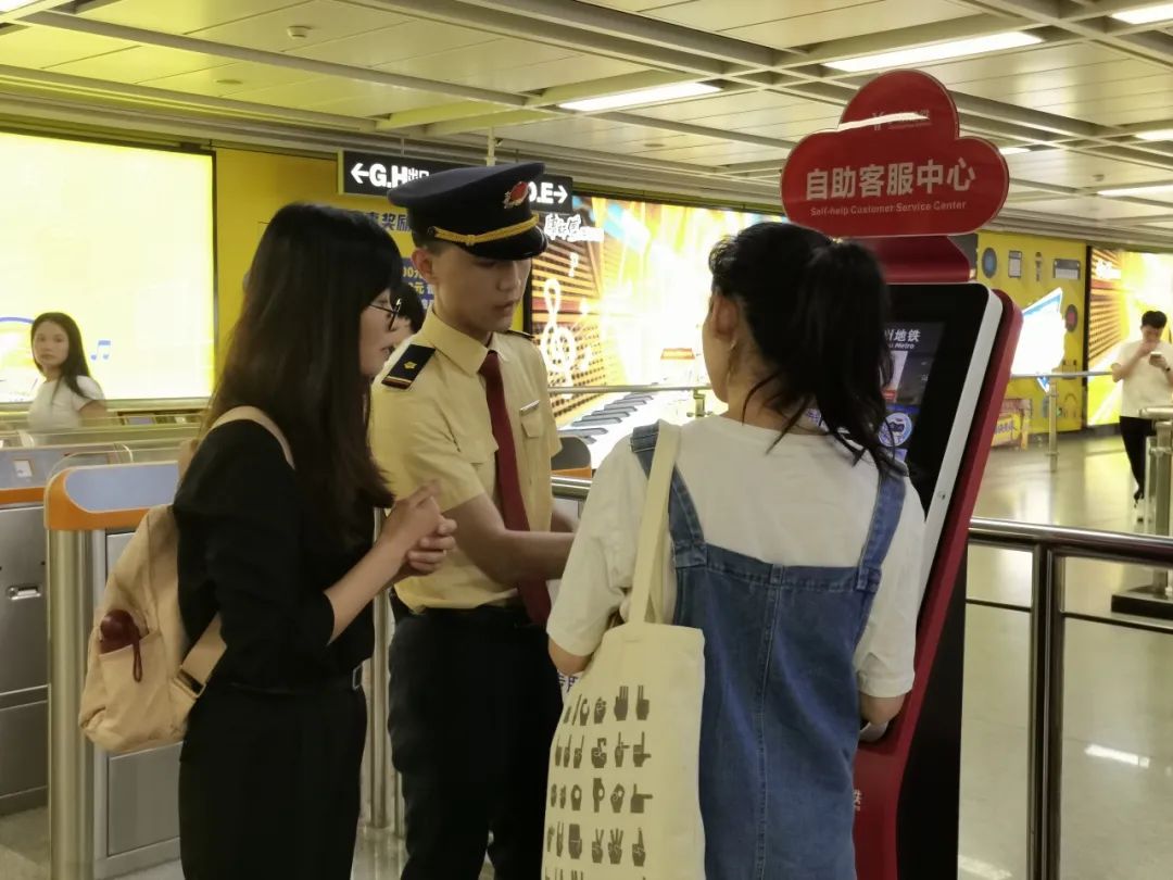 何敏颐担任手语志愿者照片1.jpg