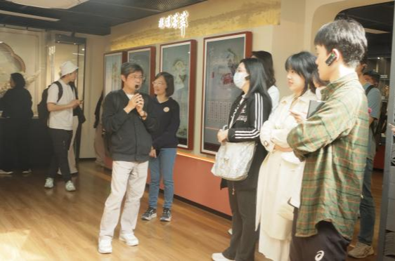 叶嘉良老师为港教大学生讲解广州非遗艺术.png 叶嘉良老师为港教大学生讲解广州非遗艺术.png