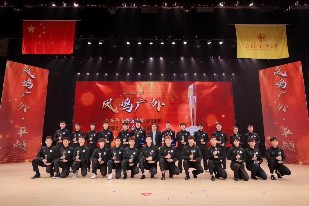 校长石佑启为校长奖章获奖代表颁奖02.jpg