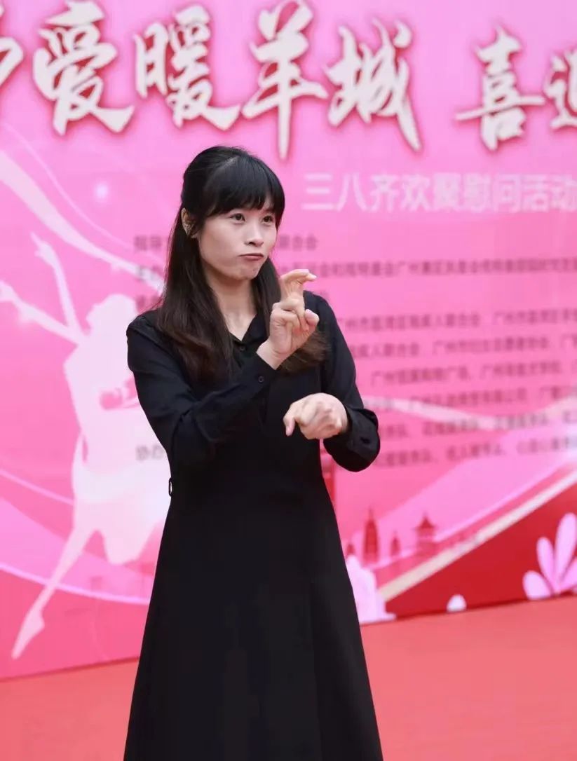 何敏颐担任手语志愿者照片2.jpg 何敏颐担任手语志愿者照片2.jpg