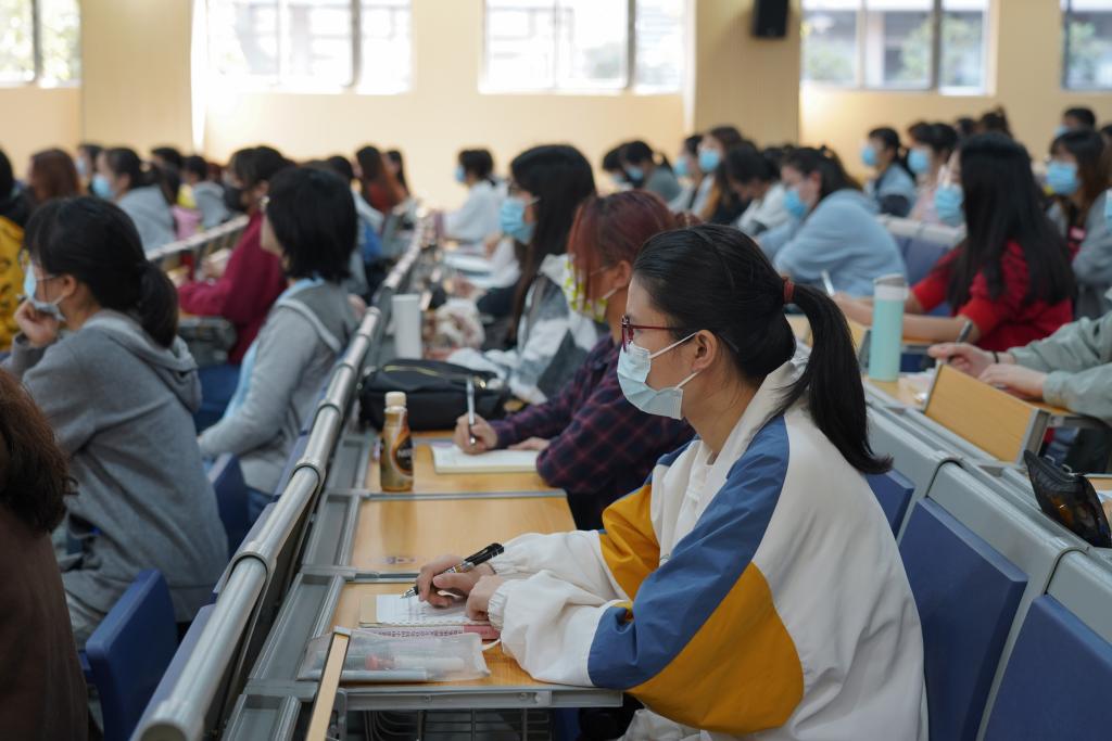 同学们认真听讲、记笔记.jpg
