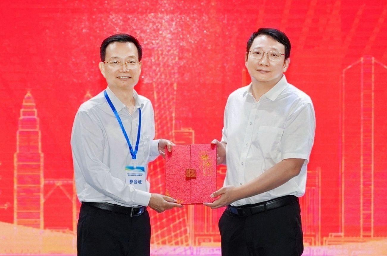 颁发会长证书副本2.jpg 福利导航