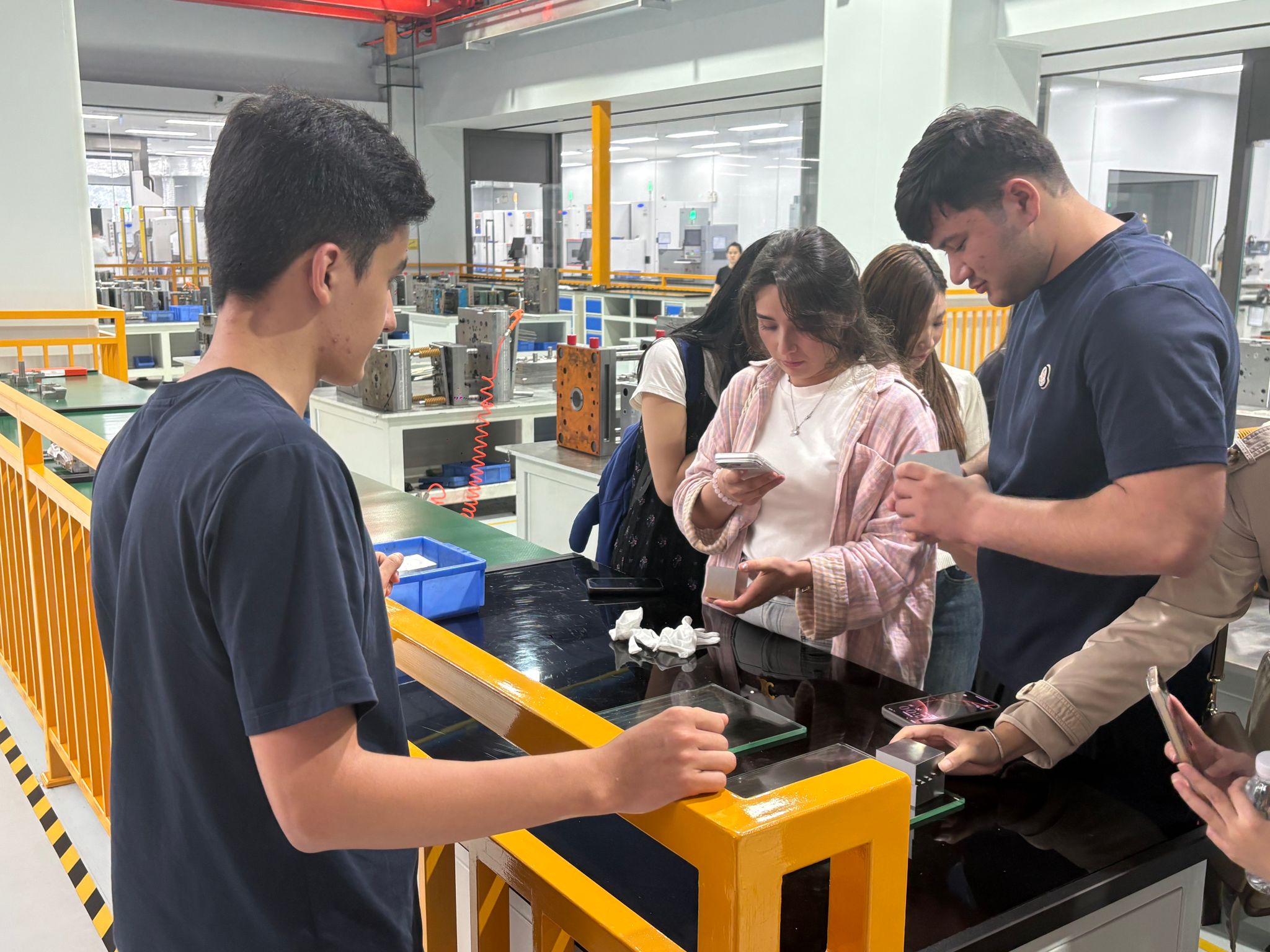 研学团参观奥尼科技园生产车间.jpg 福利导航