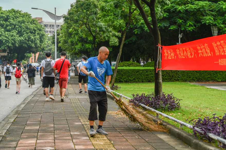 清洁工人清扫校道落叶.jpg 福利导航
